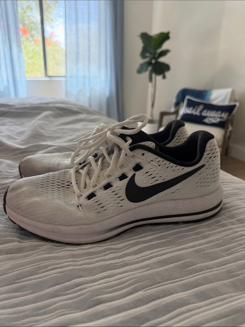 Nike White and Black Men's Athletic Running Shoes
